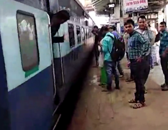 فيديو مروع.. سقوط سيدة تحت عجلات قطار متحرك صورة رقم 8