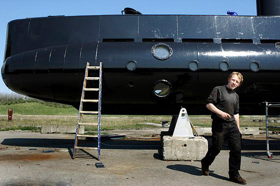 مخترع غواصة يلقى جثة صحافية في البحر بعد حادث وقع على متنها صورة رقم 12