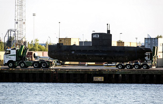 مخترع غواصة يلقى جثة صحافية في البحر بعد حادث وقع على متنها صورة رقم 15