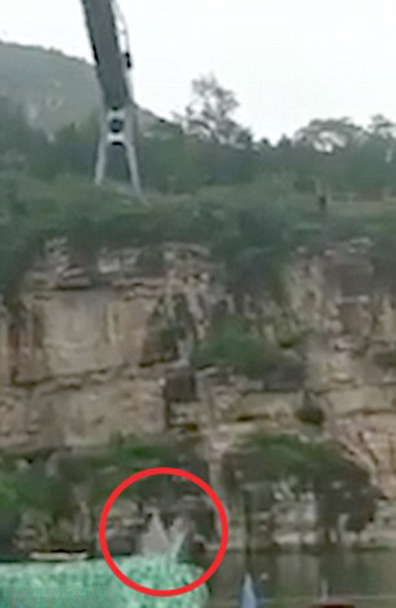 سقوط فتاة في نهر من ارتفاع 50 متر بعد انقطاع حبل رياضي كانت تقفز به! صورة رقم 6