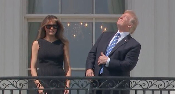 كاد أن يعمي عينيه.. شاهد ماذا فعل ترامب أثناء كسوف الشمس! صورة رقم 2