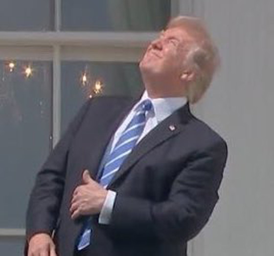 كاد أن يعمي عينيه.. شاهد ماذا فعل ترامب أثناء كسوف الشمس! صورة رقم 4