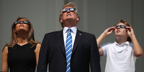 كاد أن يعمي عينيه.. شاهد ماذا فعل ترامب أثناء كسوف الشمس! صورة رقم 10