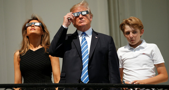 كاد أن يعمي عينيه.. شاهد ماذا فعل ترامب أثناء كسوف الشمس! صورة رقم 9