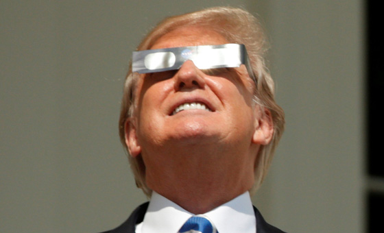 كاد أن يعمي عينيه.. شاهد ماذا فعل ترامب أثناء كسوف الشمس! صورة رقم 12