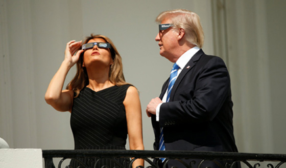 كاد أن يعمي عينيه.. شاهد ماذا فعل ترامب أثناء كسوف الشمس! صورة رقم 11