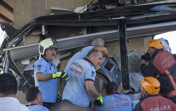 حادث سير مروع في تركيا يسفر عن مصرع 5 أشخاص.. فيديو وصور صورة رقم 4