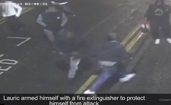 كاميرات مراقبة تسجل لحظة طعن شاب اثناء شجار صورة رقم 2