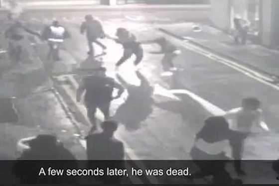 كاميرات مراقبة تسجل لحظة طعن شاب اثناء شجار صورة رقم 3