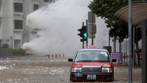 بالفيديو والصور.. إعصار هاتو يجتاح جنوبي الصين ويرسم مشاهد الرعب والدمار صورة رقم 1
