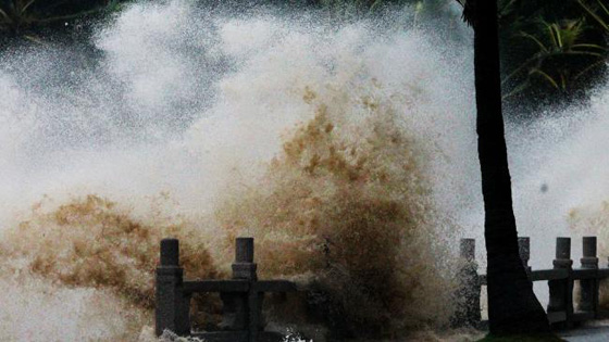 بالفيديو والصور.. إعصار هاتو يجتاح جنوبي الصين ويرسم مشاهد الرعب والدمار صورة رقم 2