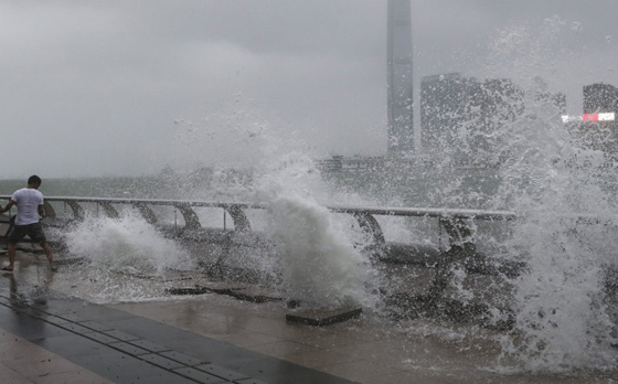 بالفيديو والصور.. إعصار هاتو يجتاح جنوبي الصين ويرسم مشاهد الرعب والدمار صورة رقم 3