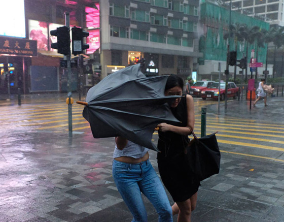 بالفيديو والصور.. إعصار هاتو يجتاح جنوبي الصين ويرسم مشاهد الرعب والدمار صورة رقم 4