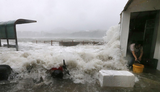 بالفيديو والصور.. إعصار هاتو يجتاح جنوبي الصين ويرسم مشاهد الرعب والدمار صورة رقم 5