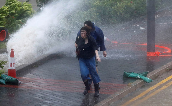 بالفيديو والصور.. إعصار هاتو يجتاح جنوبي الصين ويرسم مشاهد الرعب والدمار صورة رقم 10