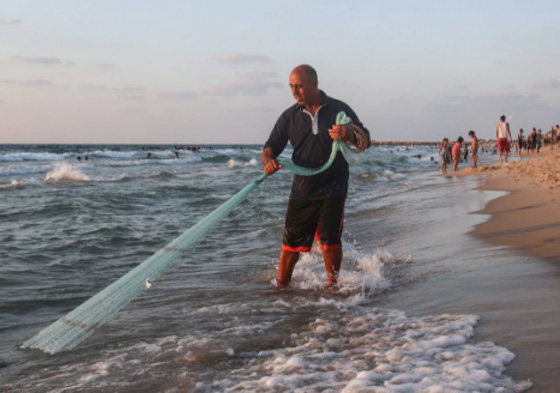 رسالة غريبة داخل قنينة تسرّبت عبر المحيط من رودوس اليونانية الى غزة! صورة رقم 6