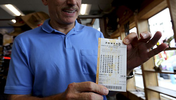 امريكي فاز باضخم جائزة يانصيب.. نام رجلا بسيطا ليستيقظ مليونيرا! صورة رقم 2