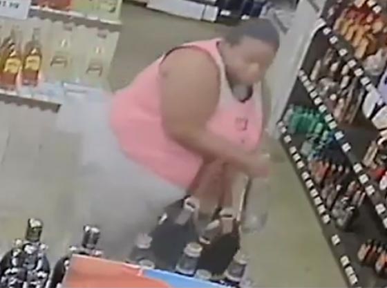 كم عدد زجاجات الخمر التي سرقتها هذه اللصة؟! شاهد الفيديو صورة رقم 1