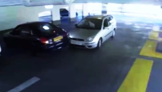 حادث سيارة بسيط يتحول الى حلبة ملاكمة بين سائقين! شاهد الفيديو صورة رقم 1