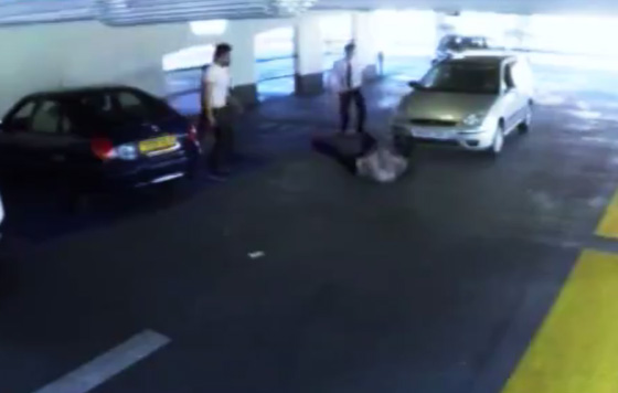 حادث سيارة بسيط يتحول الى حلبة ملاكمة بين سائقين! شاهد الفيديو صورة رقم 5