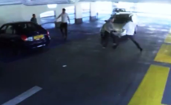 حادث سيارة بسيط يتحول الى حلبة ملاكمة بين سائقين! شاهد الفيديو صورة رقم 4