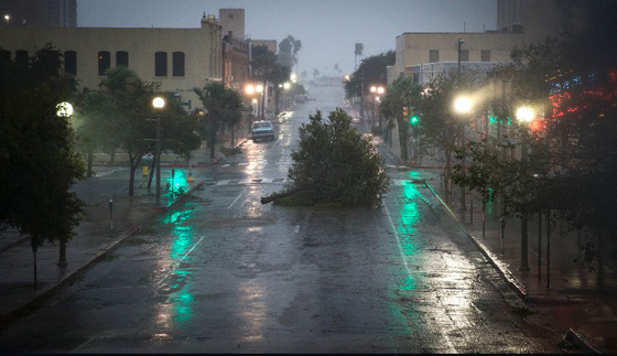 اعصار هارفي الرهيب يجتاح تكساس وترامب يعلن حالة الطوارئ.. فيديو صورة رقم 3