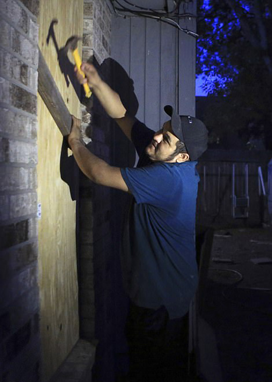 اعصار هارفي الرهيب يجتاح تكساس وترامب يعلن حالة الطوارئ.. فيديو صورة رقم 29