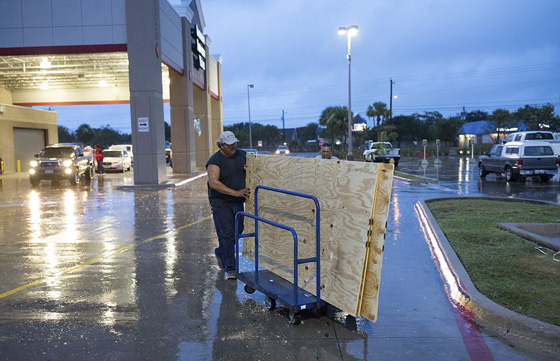 اعصار هارفي الرهيب يجتاح تكساس وترامب يعلن حالة الطوارئ.. فيديو صورة رقم 22