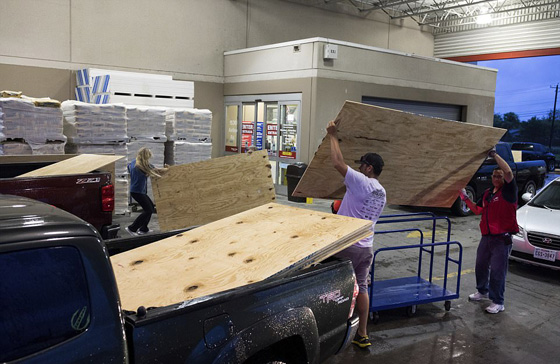 اعصار هارفي الرهيب يجتاح تكساس وترامب يعلن حالة الطوارئ.. فيديو صورة رقم 27