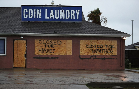 اعصار هارفي الرهيب يجتاح تكساس وترامب يعلن حالة الطوارئ.. فيديو صورة رقم 25