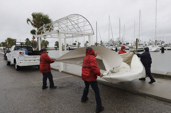 اعصار هارفي الرهيب يجتاح تكساس وترامب يعلن حالة الطوارئ.. فيديو صورة رقم 19