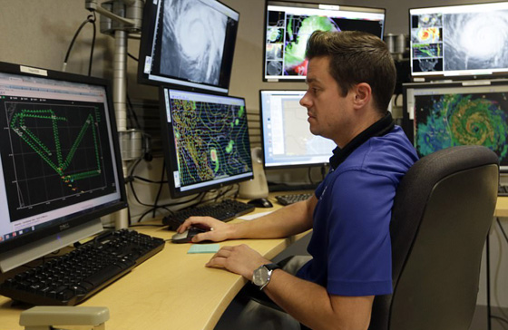 اعصار هارفي الرهيب يجتاح تكساس وترامب يعلن حالة الطوارئ.. فيديو صورة رقم 24