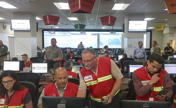 اعصار هارفي الرهيب يجتاح تكساس وترامب يعلن حالة الطوارئ.. فيديو صورة رقم 23