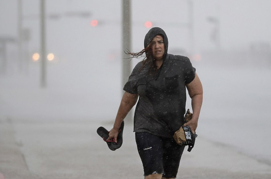 اعصار هارفي الرهيب يجتاح تكساس وترامب يعلن حالة الطوارئ.. فيديو صورة رقم 5