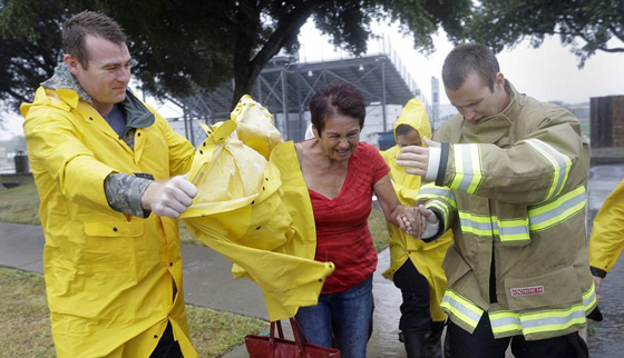 اعصار هارفي الرهيب يجتاح تكساس وترامب يعلن حالة الطوارئ.. فيديو صورة رقم 17