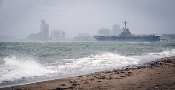 اعصار هارفي الرهيب يجتاح تكساس وترامب يعلن حالة الطوارئ.. فيديو صورة رقم 16