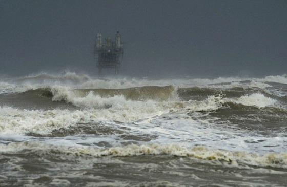 اعصار هارفي الرهيب يجتاح تكساس وترامب يعلن حالة الطوارئ.. فيديو صورة رقم 10