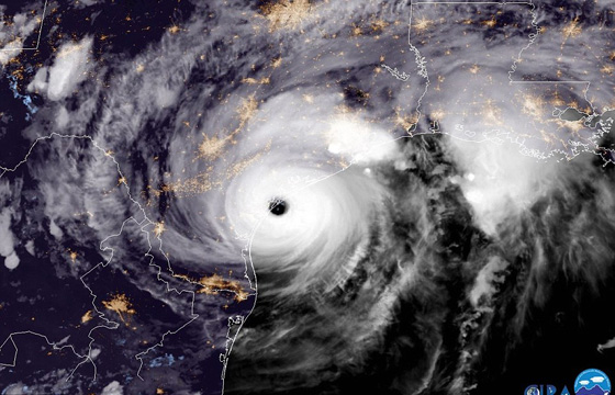 اعصار هارفي الرهيب يجتاح تكساس وترامب يعلن حالة الطوارئ.. فيديو صورة رقم 7