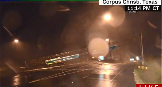 اعصار هارفي الرهيب يجتاح تكساس وترامب يعلن حالة الطوارئ.. فيديو صورة رقم 8