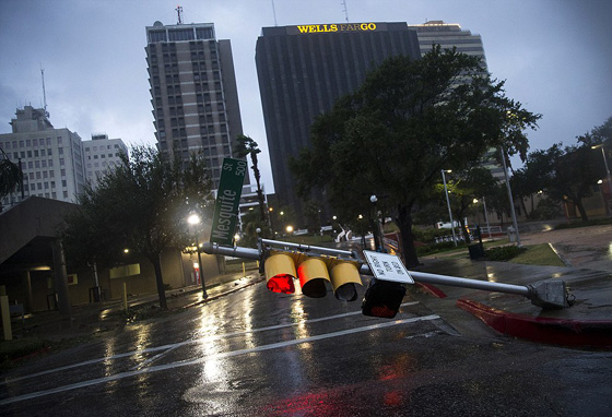 اعصار هارفي الرهيب يجتاح تكساس وترامب يعلن حالة الطوارئ.. فيديو صورة رقم 9