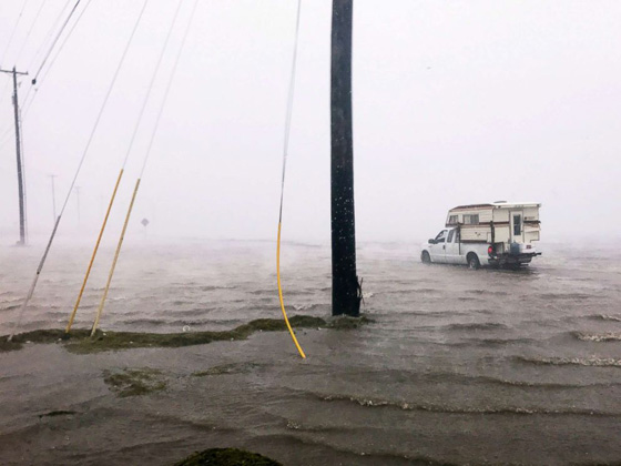 اعصار هارفي الرهيب يجتاح تكساس وترامب يعلن حالة الطوارئ.. فيديو صورة رقم 11