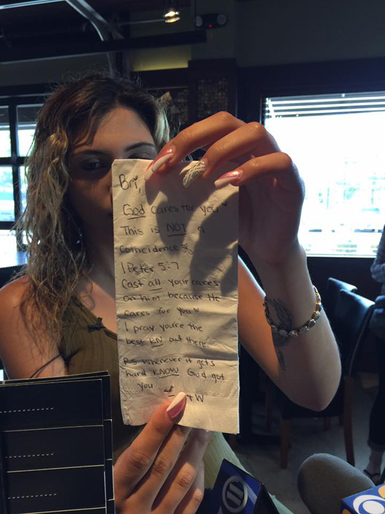 نادلة تحصل على بقشيش لم تحلم به في حياتها على فاتورة هزيلة! صورة رقم 2