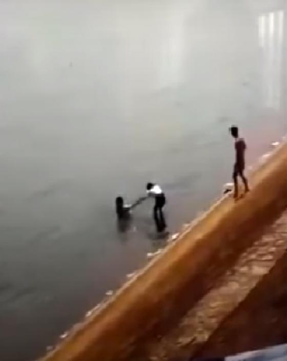 غرق فتاتين وموتهما امام اعين شابين لم يتحركا لانقاذهما! صورة رقم 1
