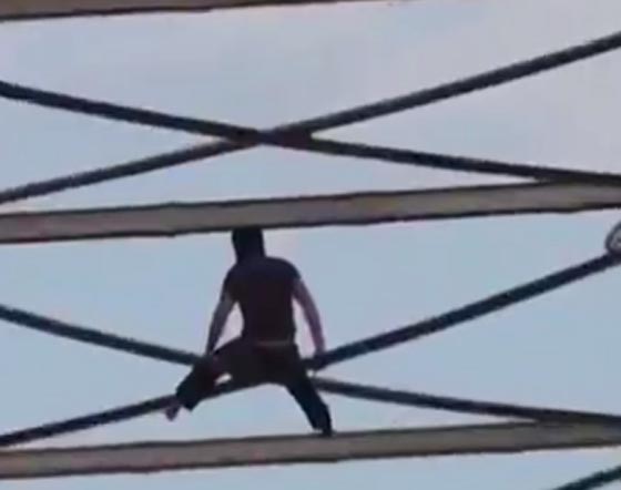 فيديو مروع.. مغامر ظن انه سبايدر مان فألقى بنفسه الى التهلكة صورة رقم 1