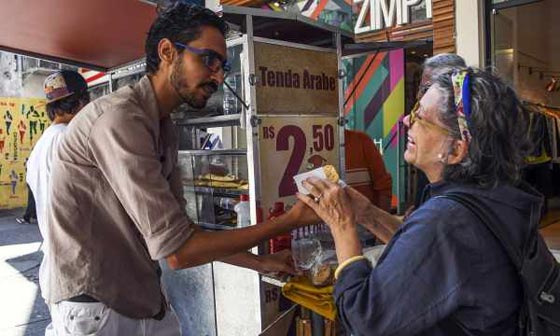 شاب مصري يحظى بامتيازات من بلدية برازيلية بعد تعرضه لاعتداء صورة رقم 1