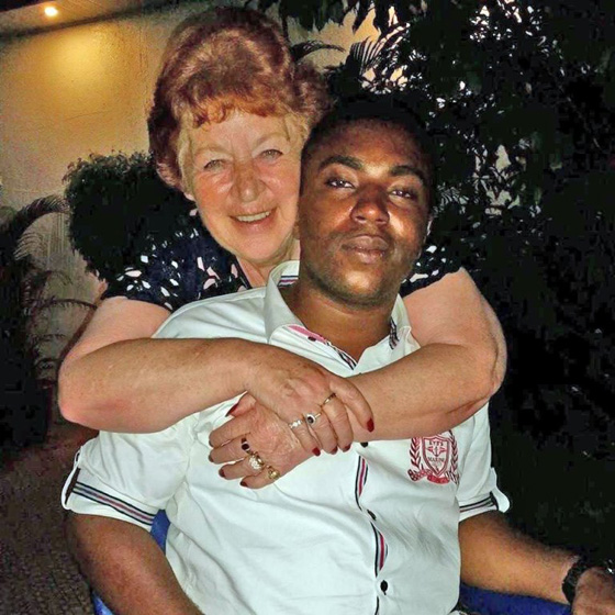 عبر فيسبوك.. شاب نيجيري يقع في غرام جدة إنجليزية تكبره بـ 45 عامًا صورة رقم 1