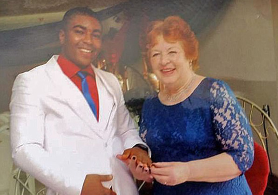 عبر فيسبوك.. شاب نيجيري يقع في غرام جدة إنجليزية تكبره بـ 45 عامًا صورة رقم 2