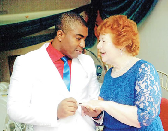 عبر فيسبوك.. شاب نيجيري يقع في غرام جدة إنجليزية تكبره بـ 45 عامًا صورة رقم 4