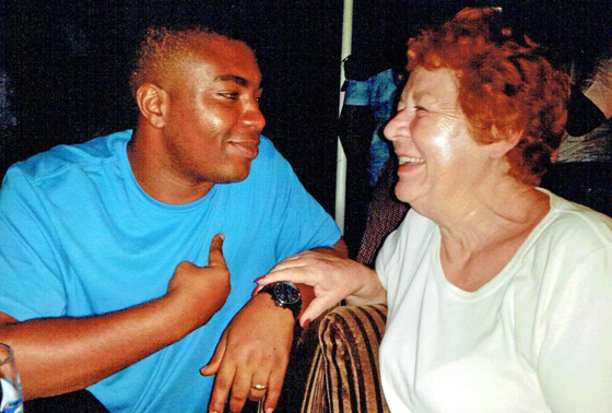 عبر فيسبوك.. شاب نيجيري يقع في غرام جدة إنجليزية تكبره بـ 45 عامًا صورة رقم 5