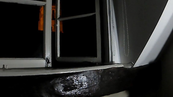 فيديو مخيف.. بريطاني يصور شبحا يفتح النافذة صورة رقم 6